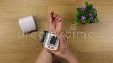 女人测量桌子上血压的手